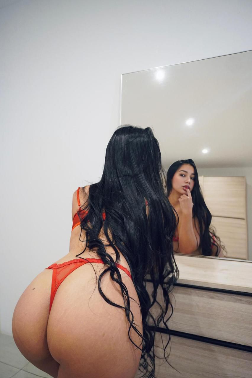 Escort - LAURA - Ibiza Tops